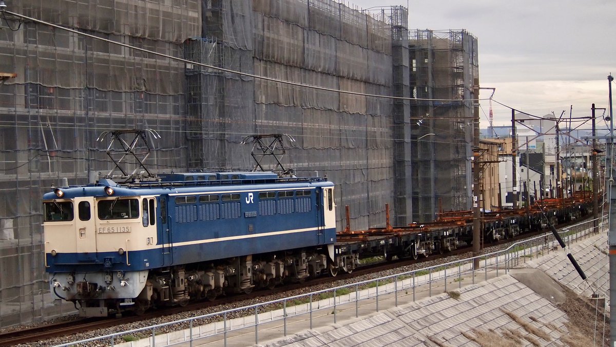 zoomingm7's tweet photo. ご近所でのEF65おっかけ(*´∀｀)＊ 
08/04/15（水）配7992レ 梅小路配給
EF65 1135

マンションどんどん出来てきてる

ちょい前までは緑の田んぼバックだったんだけど、時代の流れと金には誰も逆らえない

ロクゴーだけは時代を維持ですね

#下関機関区
#PF
#国鉄色
#ブルトレ世代
#ゆる鐡 https://t.co/Jmtv92GGql