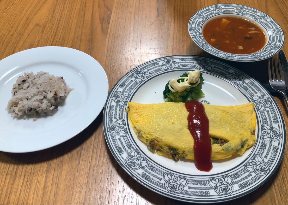 夕方ぼんやりしていたら 夫が帰宅後ご飯を作ってくれるとのこと
卵に粉チーズとアーモンドミルクを入れたので 綺麗に巻けなかったのだそうです
アーモンドミルクはよろしくないですね
入れるならちょっとですね
思いの外 沢山入れたようで
でも美味しかったですよ
スープはクノールにお野菜入れてる