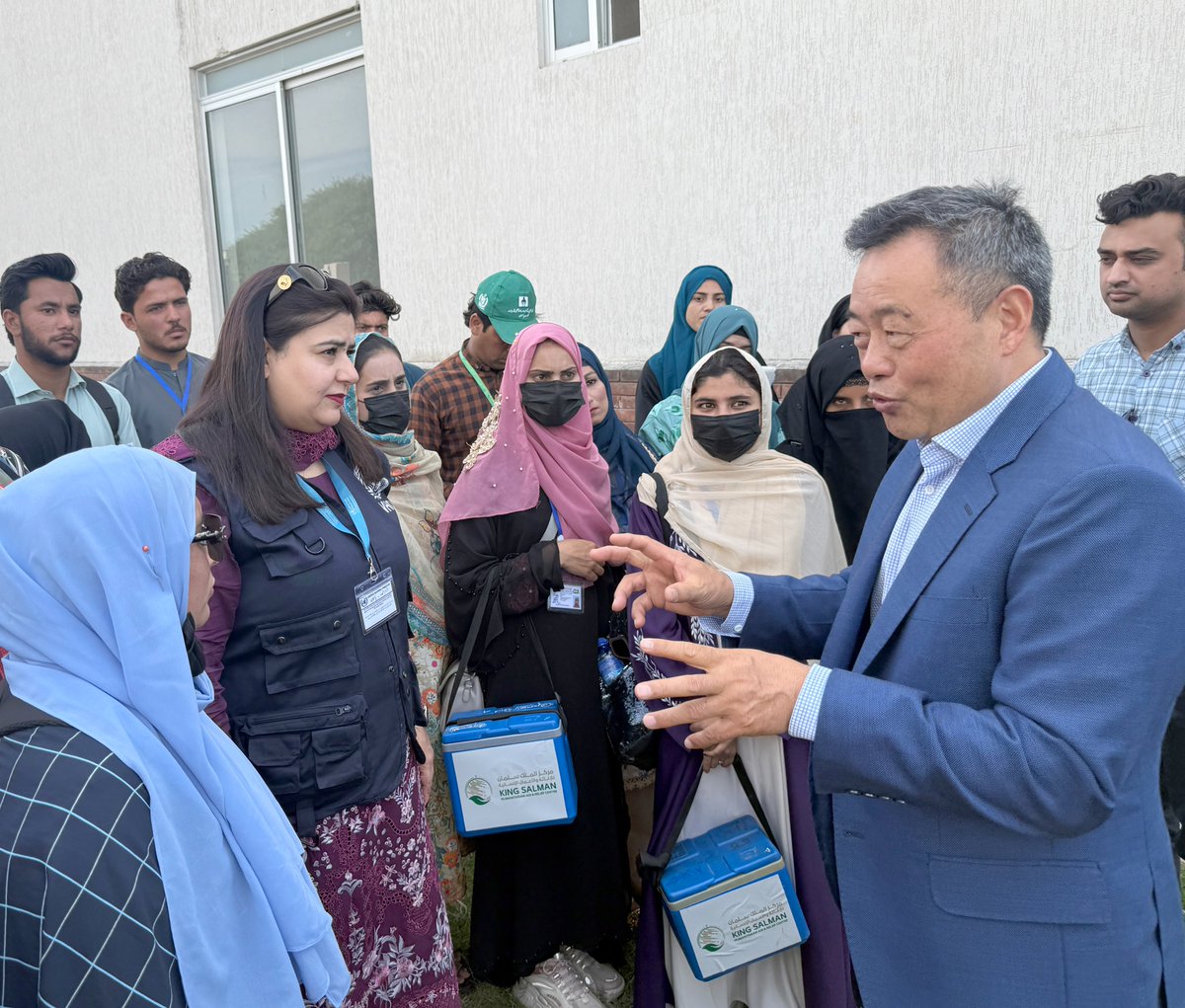 WHOPakistan's tweet image. .@WHOPakistan Representative, Dr Luo, &amp;amp;
@GovtofPakistan authorities today joined frontline polio workers supported by @WHO who are going door to door this week to protect 45M children from paralytic polio nationwide. Thank you Pakistan for leading the way to #EndPolio.