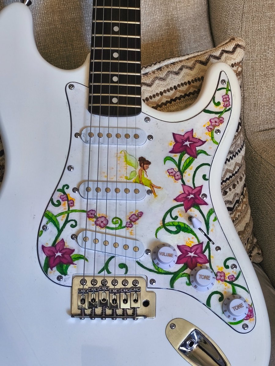 mortadelaveggie's tweet photo. le pinté una guitarra a mi hermana https://t.co/gG5G4M2sVj