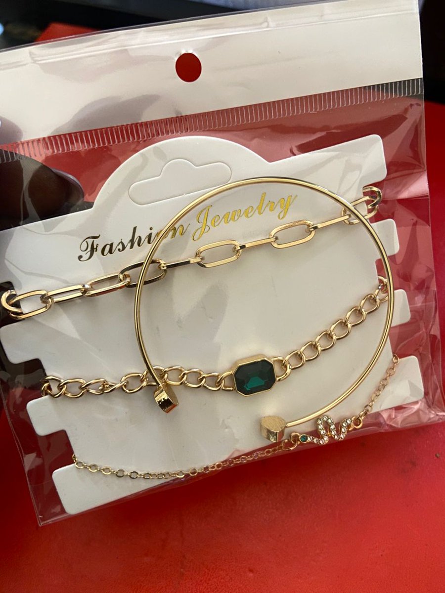 Curated_Store1's tweet photo. Bracelet sets available to shop
30,000shs 
Call or WhatsApp 0745150465
Instant delivery https://t.co/MCZV8Ca8Eu