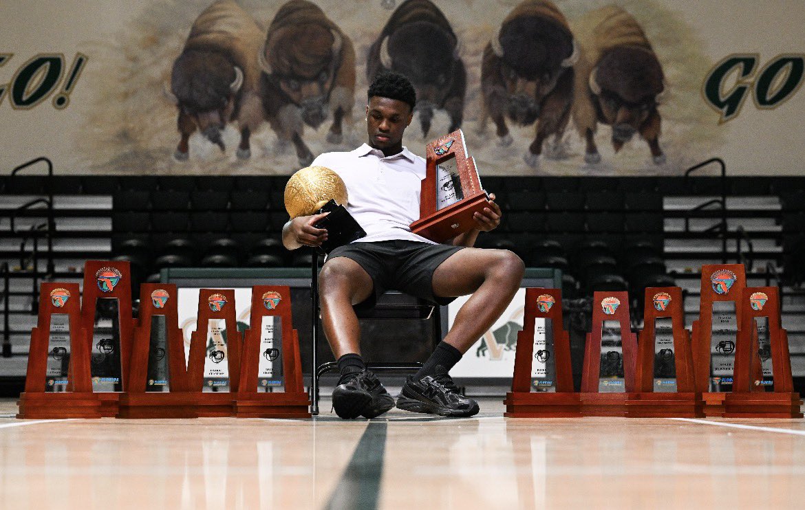 tafoya_thompson's tweet photo. Built to Win! 🏆 @JaredThompson_  @VHS_Hoops @79colt45 https://t.co/CjOIPTp2hR