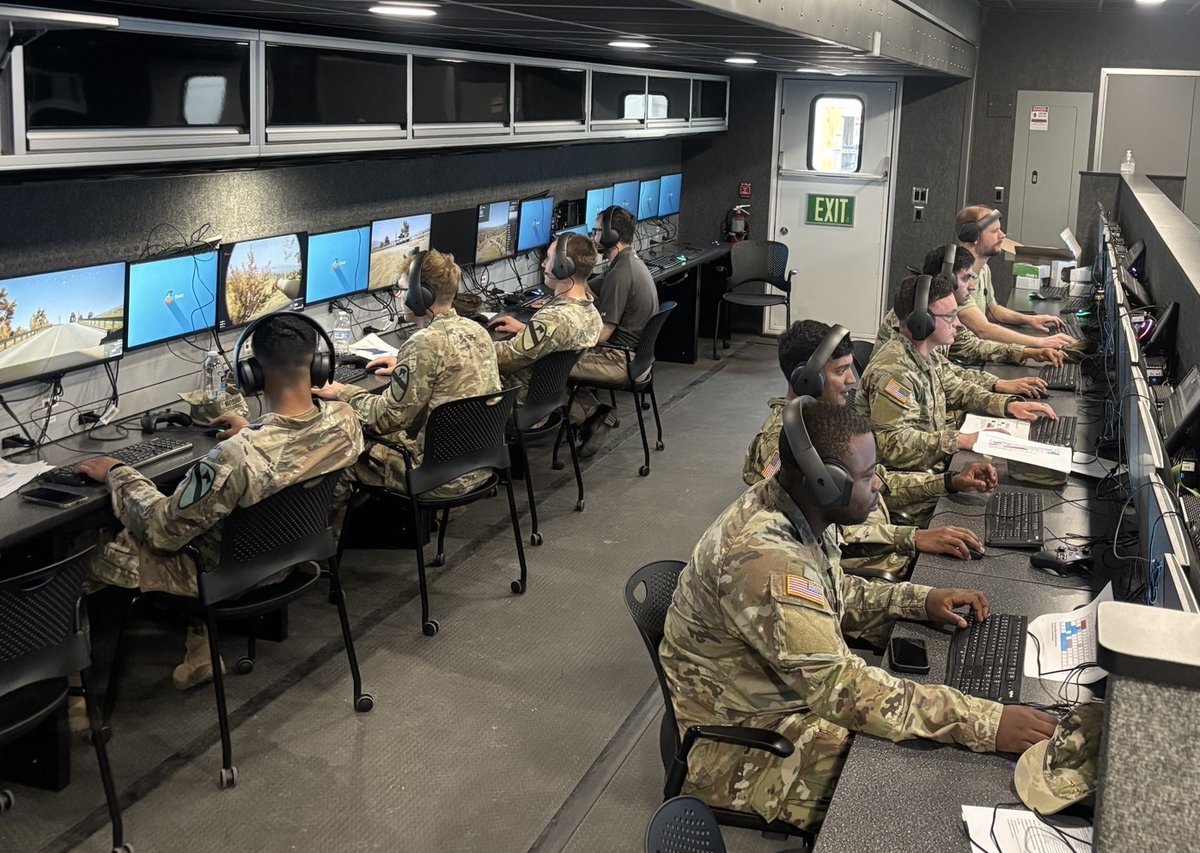 devcom_gvsc's tweet photo. As a follow-on to our successful initiation of a Soldier Virtual Experiment and technology demonstration at Fort Hood, GVSC hosted 13 Soldiers from the @1stCavalryDiv Transformation in Contact unit to evaluate and shape the next generation of crew-based technologies. https://t.co/slqTfOmnup