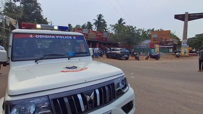 otvkhabar's tweet image. #ସାକ୍ଷୀଗୋପାଳରେ_ବୋମା_ମାଡ଼
-ପିପିଲି: ସାକ୍ଷୀଗୋପାଳ କଲେଜ ଛକ ନିକଟରେ ବୋମା ମାଡ଼
-୨ରୁ ଅଧିକ ବୋମା ମାଡ଼ ହୋଇଥିବା ସୂଚନା
-ବୋମା ମାଡ଼ରେ ଭାଙ୍ଗିଲା କାର୍‌ କାଚ, ଘଟଣାସ୍ଥଳରେ ଉତ୍ତେଜନା
#Pipili #SakshiGopal #Bombing #Odisha #OTV