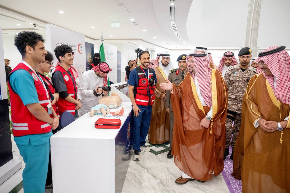 EmarahAlQassim's tweet photo. اطّلع سموه على المعرض المصاحب للملتقى، والذي استعرض جهود الجهات المشاركة في إدارة الحشود، وما تقدمه من حلول وتقنيات تسهم في رفع كفاءة التنظيم وتعزيز مستويات السلامة..

سمو #أمير_منطقة_القصيم يرعى الملتقى الوطني لإدارة الحشود بمشاركة 11 جهة قطاعا خدميا وأمنيا . https://t.co/NniFYhb7Ia