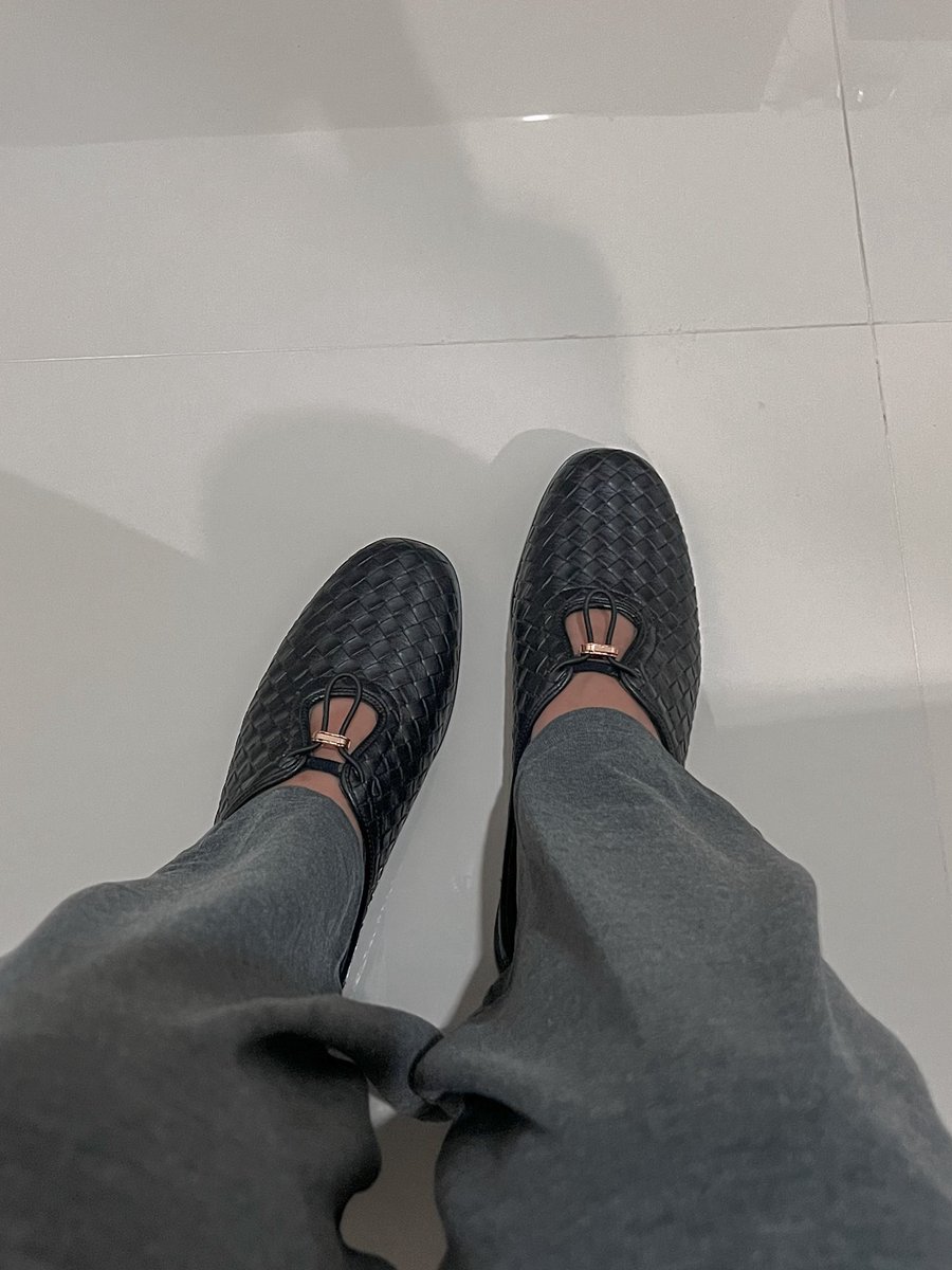 dobirubyjane's tweet photo. Udah sebulanan lagi sering banget pake ini 🖤

Modelnya kaya anyaman gitu unik bgt. Cocok buat jalan santai atau ke kantor

Haknya 1 cm aja &amp; pake soft pad jadi empuk &amp; enak dipake lama, ngga bikin capek😍✨ https://t.co/bC5fsOzAQk