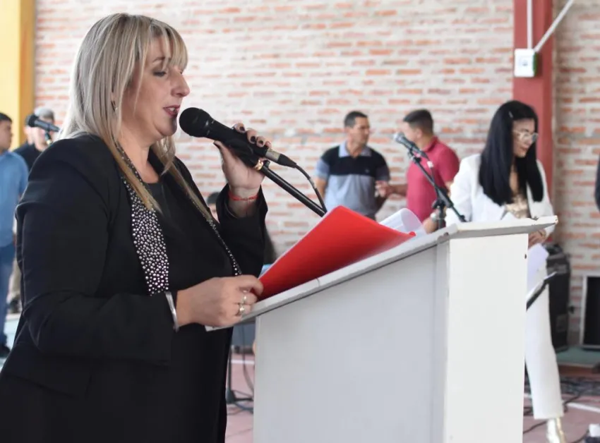 Ahora 104.7 
Fuerte temporal en amplias zonas del Chaco. Complicaciones en Colina Popular, hablamos con la intendenta Daniela Soto.