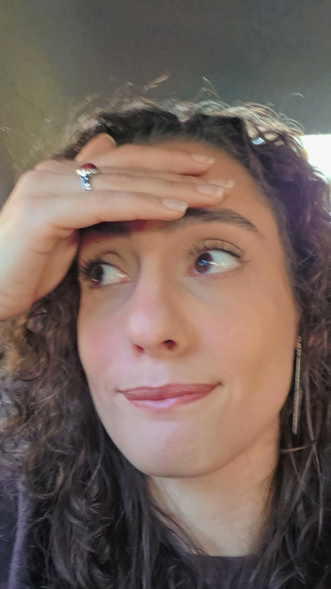 Enquanto estava no táxi indo pro trabalho eu lembrei que a partir de maio vou ter que ir duas vezes por semana de metrô lotado. 
Quase chorei. 
São Paulo me transformou numa grande burguesa, porque em São Gonçalo eu levava 3 horas de ônibus pra trabalhar e tava viva.