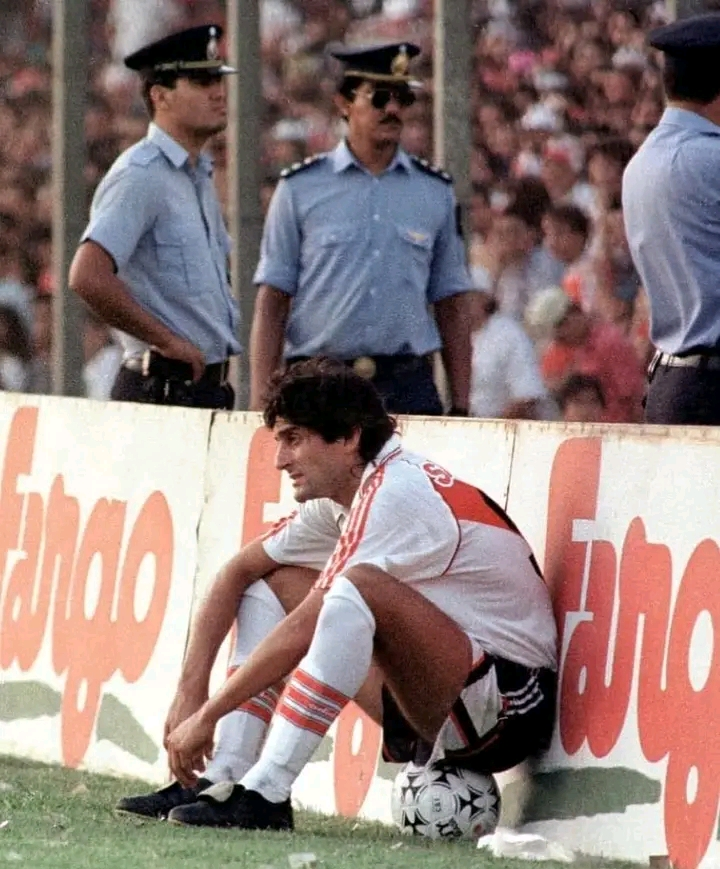 River 90s tweet media