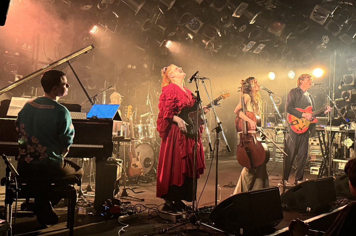 noname_records_'s tweet image. múm / Mr. Silla来日ライブ 渋谷クアトロ セトリ
#múm #mum #mrsilla #setlist
オープニングアクトSigurlaug Gísladóttir姐さんのMr. Sillaは32分8曲
13年ぶり来日ムームは名盤2ndと去年リリースの最新アルバム7th中心の94分16曲