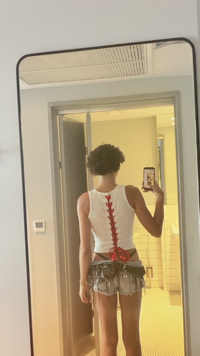 frverdyln's tweet image. who’s bending me over 👀 #mlm #miami #pride #gay #femboy