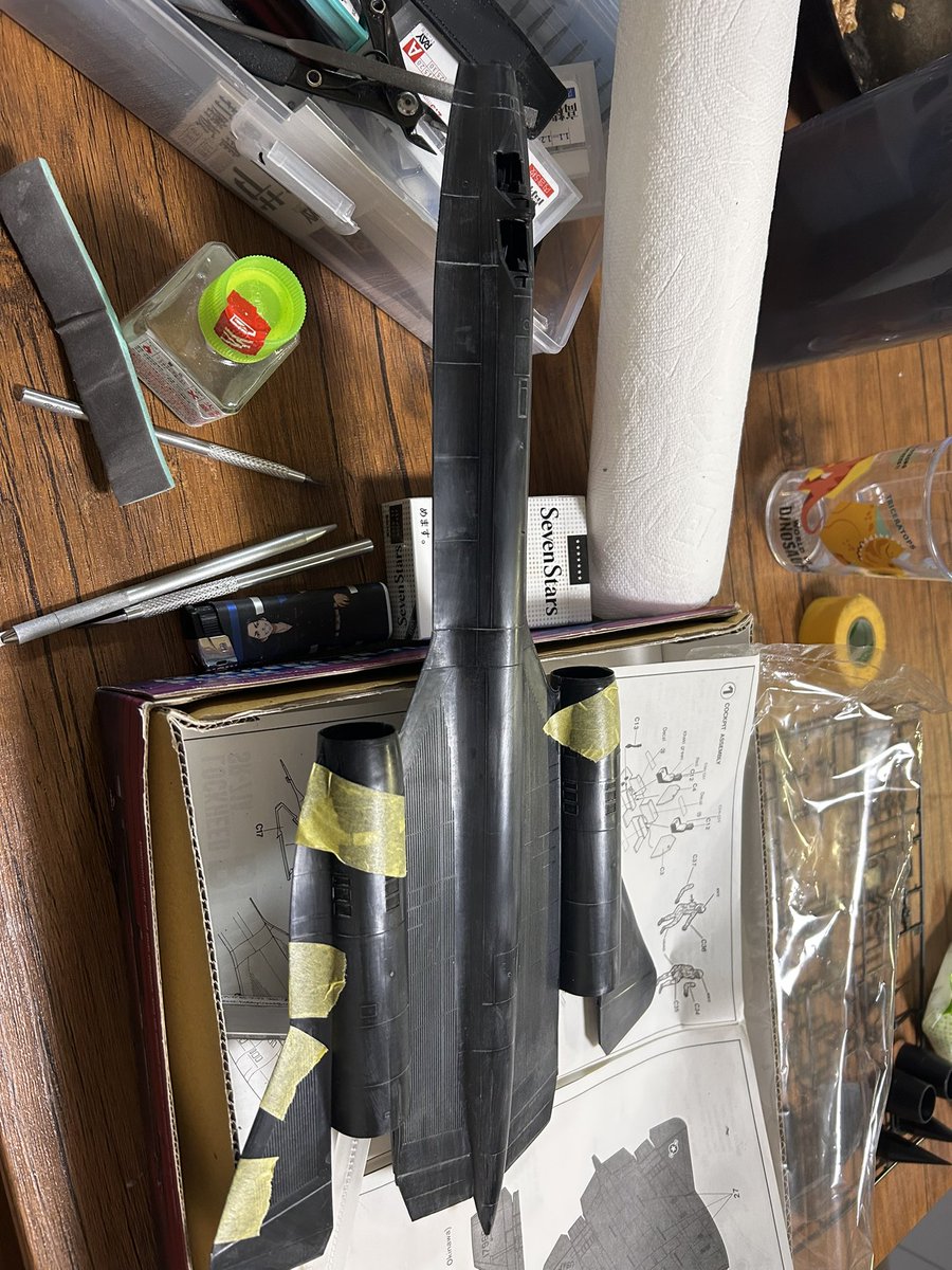 ⊂(・ω・  )おかわりSR71
80年代に造られたっぽく反り上がってたので
矯正しながら接着中