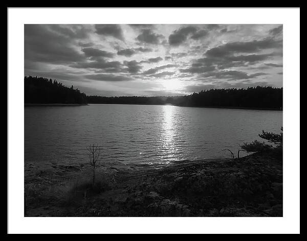 HurmerintaArt's tweet image. Sunset At Midnight In The Summer. Black And White Photograph. 
There is something special with monochrome photos... they make the mood in a room very calm and beautiful.
If you are interested in my art, there is a link in the comment field. 
#artist #photographer