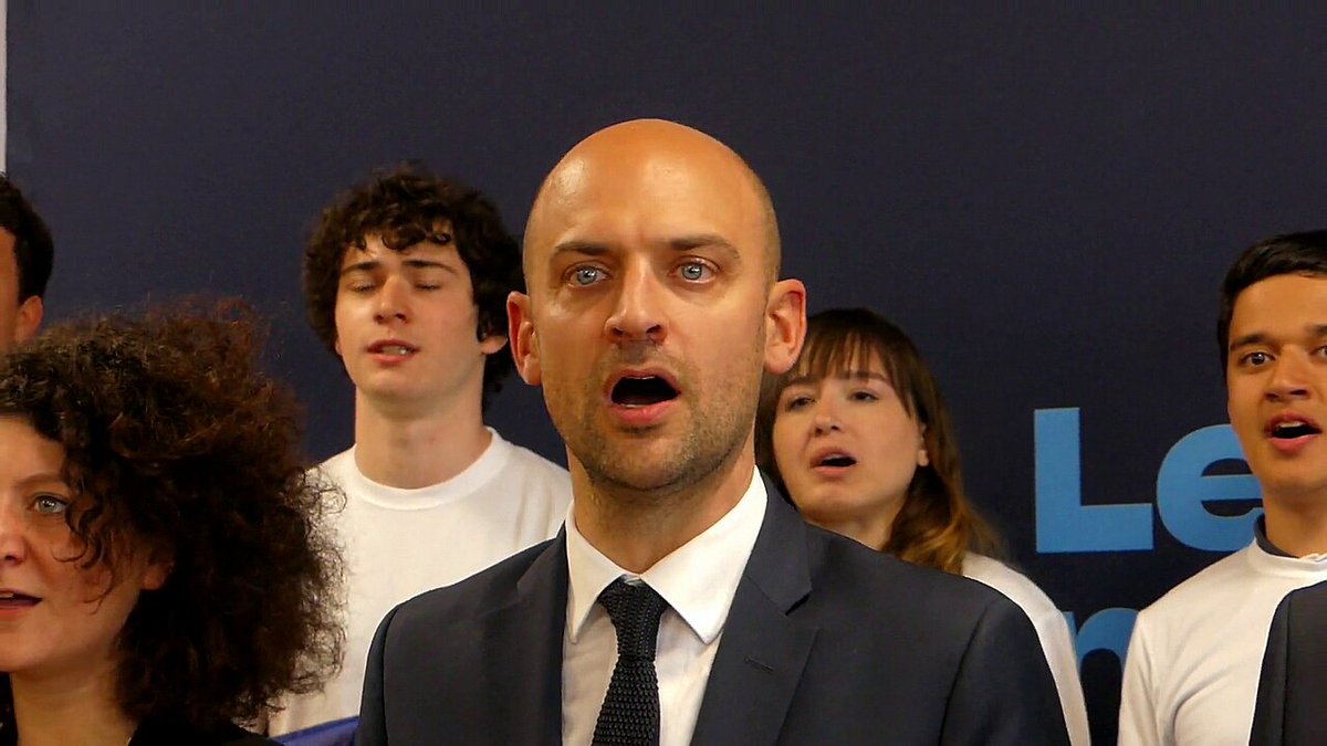 MusulmansFrance's tweet photo. IGNOBLE

Lors d’une intervention au Sénat, le 9 avril 2026, le ministre des  affaires étrangères Jean-Noël Barrot a cité, en la faisant sienne, l’une  des phrases les plus racistes jamais prononcées par un chef d’État : «  Nous pouvons pardonner à nos ennemis d’avoir tué nos enfants, mais nous  ne pouvons pas leur pardonner de nous forcer à tuer leurs enfants. »

Cette citation ignoble est attribuée à l’ancienne première ministre  d’Israël Golda Meir. Espérons qu’elle est apocryphe, ce qui ne ferait  d’ailleurs que renforcer le caractère infâme de l’intervention de  Barrot. Car, ou bien celui-ci n’a pas saisi le sens véritable de cette  déclaration, auquel cas, on se demande comment quelqu’un d’aussi stupide  peut avoir été placé à ce poste, ou bien il sait parfaitement ce qu’il  dit. Cette odieuse sémantique est celle du meurtrier, qui s’exclame  devant le cadavre de son épouse qu’il vient de tabasser à mort « Je ne  te pardonnerai jamais d’avoir fait de moi un assassin ». Surtout, cette  déclaration est destinée à justifier la politique génocidaire de  Netanyahu, illustrant ainsi la soumission de l’État français au pire  gouvernement que le Moyen-Orient ait jamais connu.

C’est naturellement cette seconde version qu’il convient de retenir.  Faisant mine de s’émouvoir de la loi votée par la Knesset le 30 mars  instaurant la peine de mort pour les seuls Palestiniens, le ministre  croit utile d’affirmer que « La France reconnaît en Israël non  seulement un peuple ami, mais aussi une éthique humaniste et  universaliste, forgée par des siècles d’exil et de persécution ».
Humaniste et universaliste ? Ainsi que le rappelle l’ONG canadienne Voix  Juives Indépendantes, la Nakba, ce fut 750 000 personnes expulsées de  leurs terres, plus de 530 villages détruits. En 1937, David Ben-Gourion,  qui deviendra plus tard le premier Premier ministre d’Israël, écrivait :  « Nous devons expulser les Arabes et prendre leur place ». Trois ans plus tard, Yosef Weitz, du Fonds national juif, déclarait : « Il n’y a pas de place pour les deux peuples dans ce pays… il ne faut laisser aucun village, aucune tribu. » Depuis  le 7 octobre 2023, selon les statistiques les plus optimistes, 62 600  Palestiniens ont été tués, dont plus de 17 800 enfants. Humaniste et  universaliste ?
Un simple rappel : il n’y a pas de juifs, de musulmans, de  Palestiniens, d’Européens, d’Américains, d’Africains. Il n’y a qu’une  seule humanité. Toutes ces divisions n’existent qu’à l’initiative de  ceux qui cherchent , Divide et impera , à prendre le pouvoir sur les autres, à s’approprier, pour leur seul bénéfice, les ressources de la terre.

L’Histoire pardonnera peut-être à la « Macronie » d’avoir trahi les  Français, en leur promettant de les écouter, de lutter contre les  discriminations, contre les tentations extrémistes. Elle ne lui  pardonnera pas de s’être fait l’apologiste et la complice d’un génocide.

Jean-Michel Brun