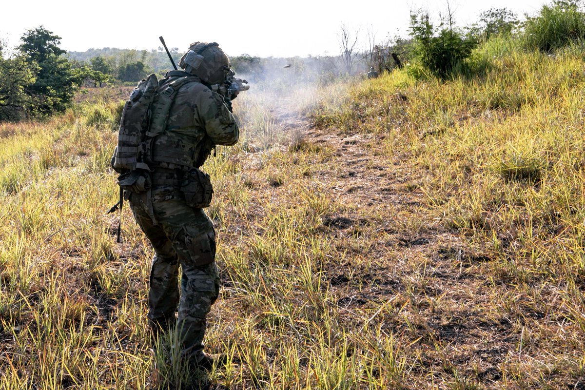 25thID's tweet image. This isn't a drill. This is a demonstration of combat power.

An integrated squad of #25ID and #AFP Soldiers conducting a bilateral #STRIKE at #Salaknib26. This is the lethal #Partnership that defends key terrain in an #ArchipelagicDefense. #IntegratedDeterrence 🇺🇸 🤝 🇵🇭