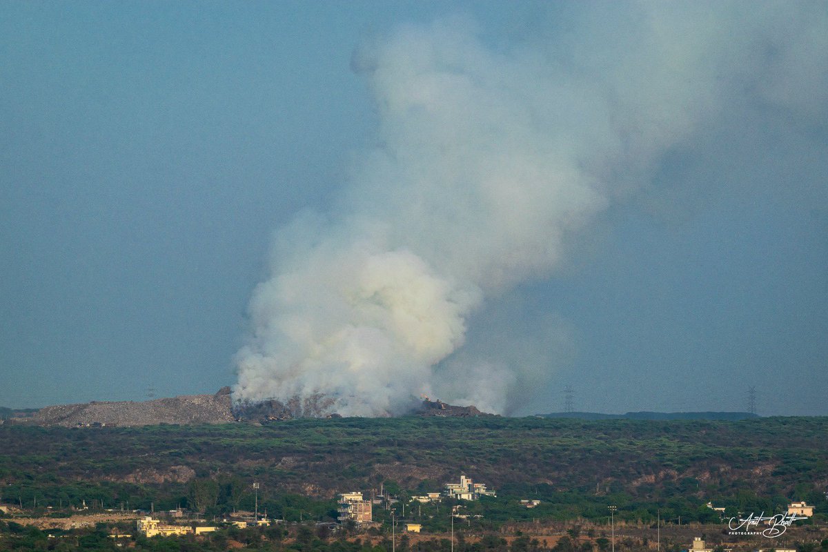 leenadhankhar's tweet image. First landfill fire of the season at Bandhwari Lanfill  🔥

Thick fumes blanket the area as a fire breaks out at the Bandhwari landfill. @MunCorpGurugram 
 officials and #fire teams are on the spot, working to douse the flames and contain the spread. Concerns rise again over