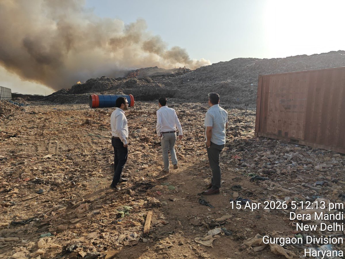 leenadhankhar's tweet image. First landfill fire of the season at Bandhwari Lanfill  🔥

Thick fumes blanket the area as a fire breaks out at the Bandhwari landfill. @MunCorpGurugram 
 officials and #fire teams are on the spot, working to douse the flames and contain the spread. Concerns rise again over