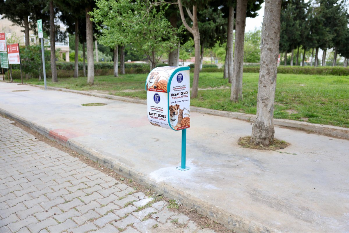 didimbld's tweet photo. İsrafı azaltıyor, canları yaşatıyoruz 🐾🍞

Kentimizin farklı noktalarına yerleştirdiğimiz bayat ekmek kutularıyla hem israfı önlüyor hem de can dostlarımız için mama üretimini destekliyoruz.

Hep birlikte mümkün… Halkımızın desteğiyle çöpe değil, canlara katkı sağlıyoruz. 💛 https://t.co/zuPeuL32W2