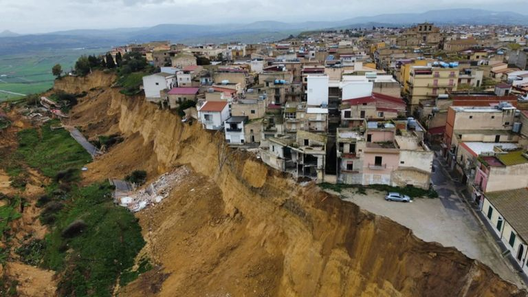 Daviderel4's tweet photo. #Niscemi, la frana è anche politica, la Procura di #Gela mette sotto indagine gli ultimi 4 governatori della #Sicilia: #Lombardo, #Crocetta, l'attuale ministro #Musumeci e il governatore in carica #Schifani... 🤨
#governodiincapaci https://t.co/wD5iJxNWTi