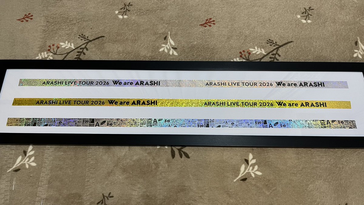 start_0405's tweet photo. 嵐の銀テープめっちゃ良い感じに飾れた✨
後はこの長さの額縁どこ飾ろう笑笑 https://t.co/U6BPdw3XV6