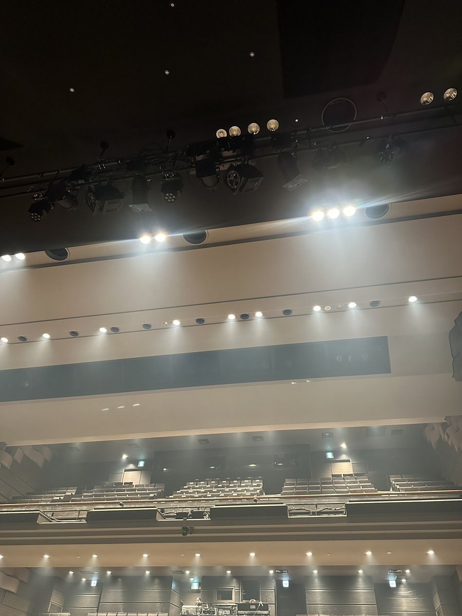 9urumi_02's tweet photo. 本日も昼夜公演ご来場頂いたみなさま🪭ありがとうございました！
2Fの1番後ろの端のお客さんまで届けー！！！という気持ちで毎公演ステージに立たせて頂いております。
今日も沢山のパワーをありがとうございました！明日の昼公演も宜しくお願いします！🔥#劇団朱雀 #OMIAKASHI https://t.co/YdLjnglzDn