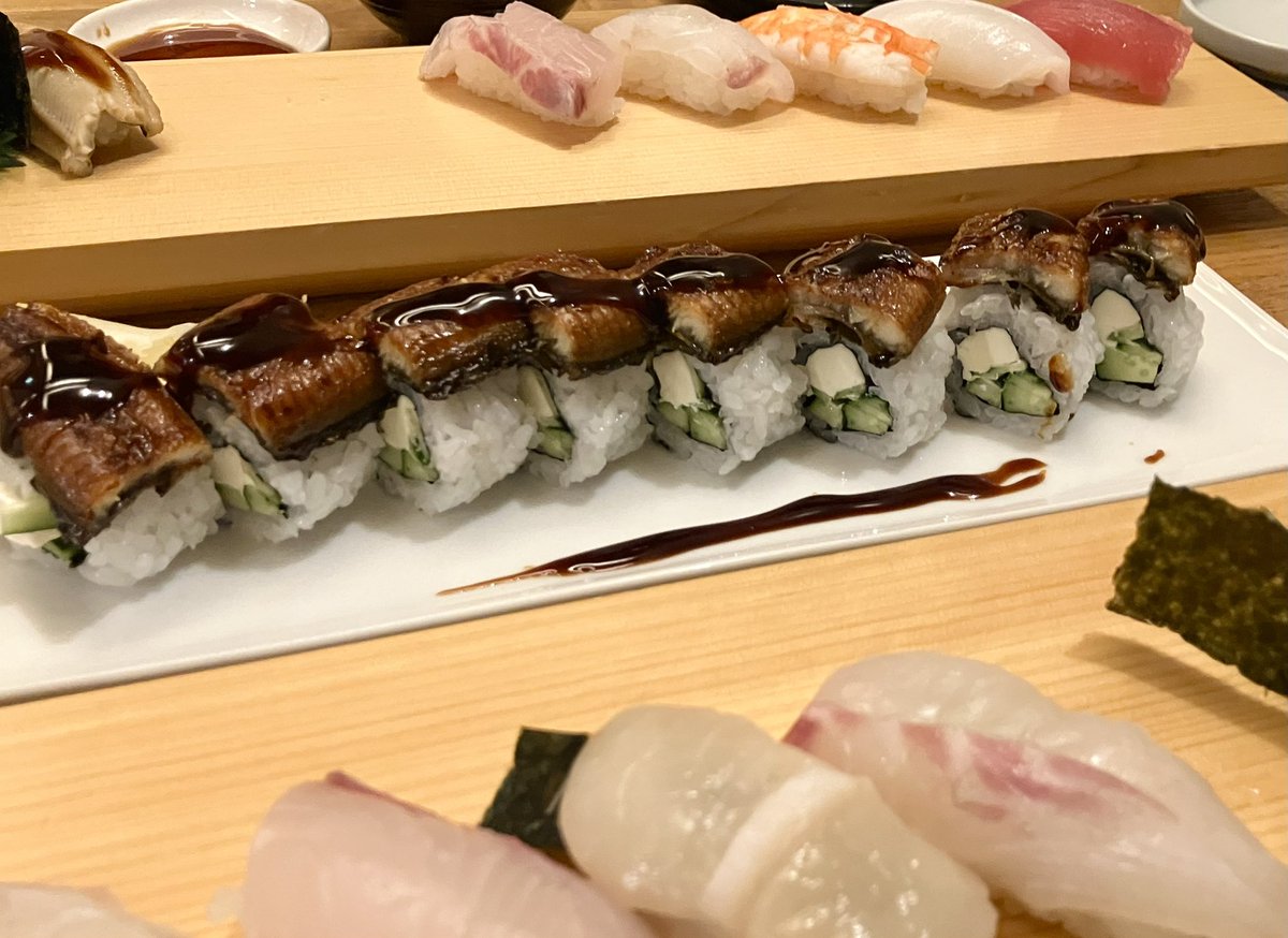 hide_agora's tweet photo. お寿司好きです。
ドラゴンロールはウナギとクリームチーズ。
邪道？なぜかあと引くんですよー https://t.co/y7B1hhL54n