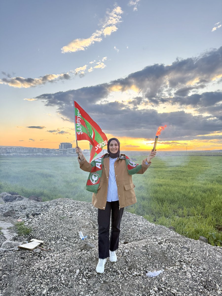 Melgun4734's tweet photo. Sesimiz, coşkumuz, sevgimiz…
#Amedspor 
❤️💚 https://t.co/CDW8GLDEfb