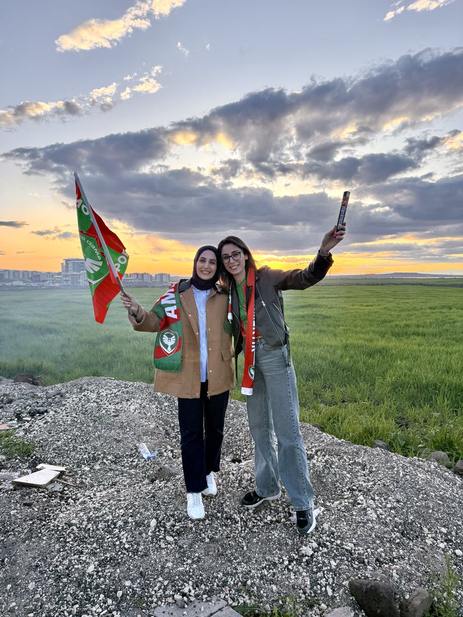 Melgun4734's tweet photo. Sesimiz, coşkumuz, sevgimiz…
#Amedspor 
❤️💚 https://t.co/CDW8GLDEfb