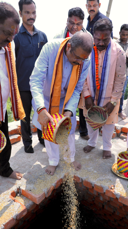Focusplusnews's tweet photo. 🙏 ସମ୍ବଲପୁରରେ ମା’ ଚଣ୍ଡୀ ମନ୍ଦିରର ରତ୍ନମୁଦ ଉତ୍ସବ
ସମ୍ବଲପୁର ଗୋଶାଳା ସାନଟିକ୍ରାରେ ନବନିର୍ମିତ ମା’ ଚଣ୍ଡୀ ମନ୍ଦିରର ରତ୍ନମୁଦ ଉତ୍ସବ ଅନୁଷ୍ଠିତ
ଉତ୍ସବରେ ଯୋଗଦେଲେ ମନ୍ତ୍ରୀ ଧର୍ମେନ୍ଦ୍ର ପ୍ରଧାନ @dpradhanbjp ମା’ଙ୍କ ନିକଟରେ ସମସ୍ତଙ୍କ ମଙ୍ଗଳ କାମନା
#Sambalpur #MaaChandi #Odisha #News_bjp https://t.co/YRKr3hvyQ0