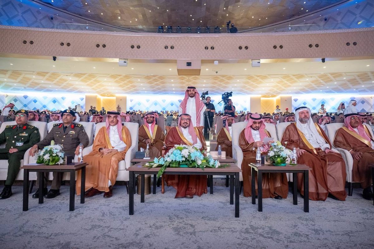 EmarahAlQassim's tweet photo. أكد سموه أن الملتقى يمثل منصة وطنية مهمة لتوحيد الجهود وبناء الشراكات وتطوير الكفاءات الوطنية، بما يواكب مستهدفات رؤية السعودية 2030، التي جعلت من جودة الحياة وسلامة المجتمع أولوية رئيسة..

سمو #أمير_منطقة_القصيم: أثمن جهود جميع القائمين على الملتقى الوطني لإدارة الحشود ، ولجامعة القصيم على استضافة على هذا الملتقى ، الذي يعتمد نجاحه – بعد توفيق الله – على ما سيخرج به من توصيات تسهم في تطوير منظومة إدارة الحشود في المملكة.