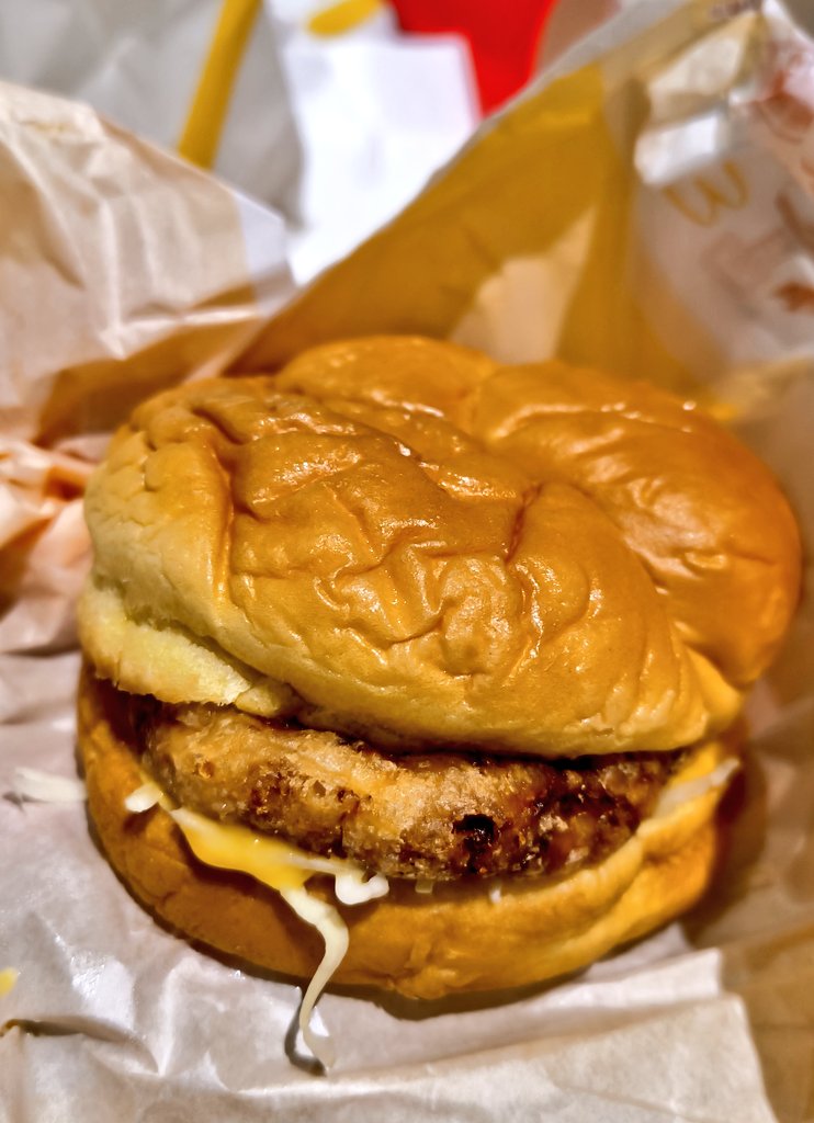 matchan560's tweet image. 去年はコナン君とコラボだったのに💦

チーズチキンタツタも箱に入れてくれないから、あのふわふわバンズがシワシワで悲しい🍔🥲

某ケンタッキーの方が完成度高いですね🍔😋👍

#今年もチキンタツタついに発売 
#チキンタツタ
#KFC