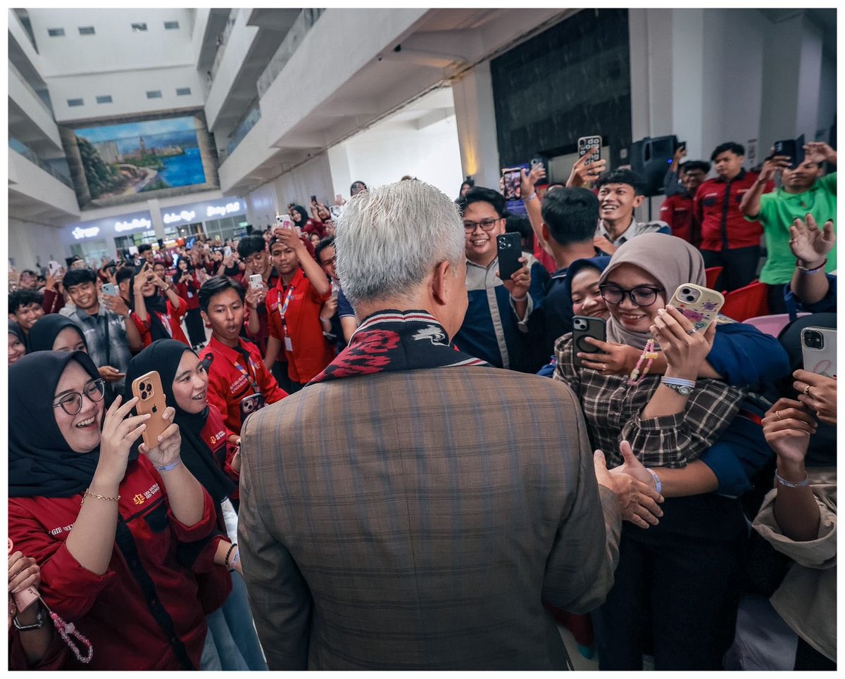 ganjarpranowo's tweet image. Tema diskusi bareng kawan-kawan mahasiswa Universitas Muhammadiyah Kaltim ini keren sekali. Menjaga Akal Sehat Bangsa. Karena bagaimanapun kondisinya, akal sehat harus tetap kita jaga.

Ada yang tahu bagaimana caranya?

#pendidikan #mahasiswa #UMKT #samarinda #ganjarpranowo