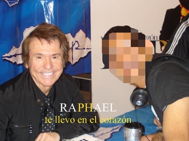raphaelistasmx's tweet photo. 2010 📆 llegué 7 am a sentarme en el suelo fuera de @MixupTeam y @RAPHAELartista a las 5, quise y fuí el primero en la fila 😎 al único que le dió 5 autógrafos en varios objetos ✍🏼 y ese día se hizo mi consagración como #Raphaelista 🥹 gracias #Raphael #MiGranNoche #Raphaelísimo https://t.co/4KnpfgeAaq