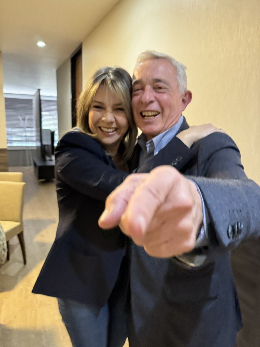 Esta foto de <a href="/VickyDavilaH/">Vicky Dávila</a> es prueba fehaciente, y patética por demás, de la independencia del periodismo colombiano