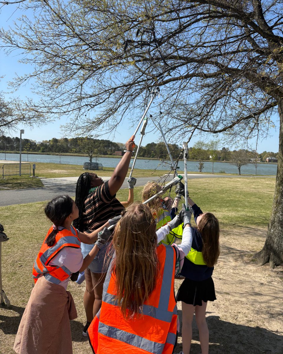 vbschools's tweet photo. Landstown Middle sixth graders partnered with Lynnhaven River Now for a cleanup at Mount Trashmore, collecting more than 16 pounds of trash! 🌎

We are #VBCPSProud of our students for making a real impact.

#WeAreVBSchools #VBCPSCommunityPartnersRock @VBFACE1 https://t.co/kg64SlygYR