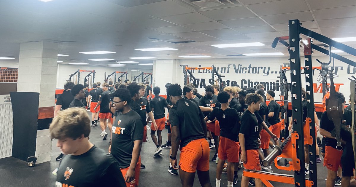 McTJacketsFB's tweet photo. What a GREAT Day TO GET 1% BETTER 🧡🖤 #MCGILLTOOLENYELLOWJACKETS

#BURNTHEBOATS #BUILTBYMCT 
@CoachDFaulkner @CoachTbuck4
@QuintinProffitt @ConnorCollier12
@FootballGandalf @DJTheWarrior76
@the_coachmentor @doriot5 https://t.co/P9DAKGGLcF