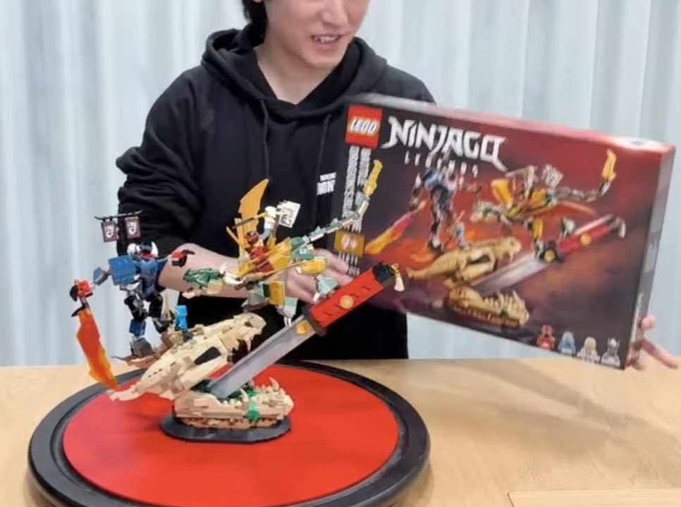 TheNinjagoNews's tweet image. BATTLE AT THE DRAGON BLADE!!!