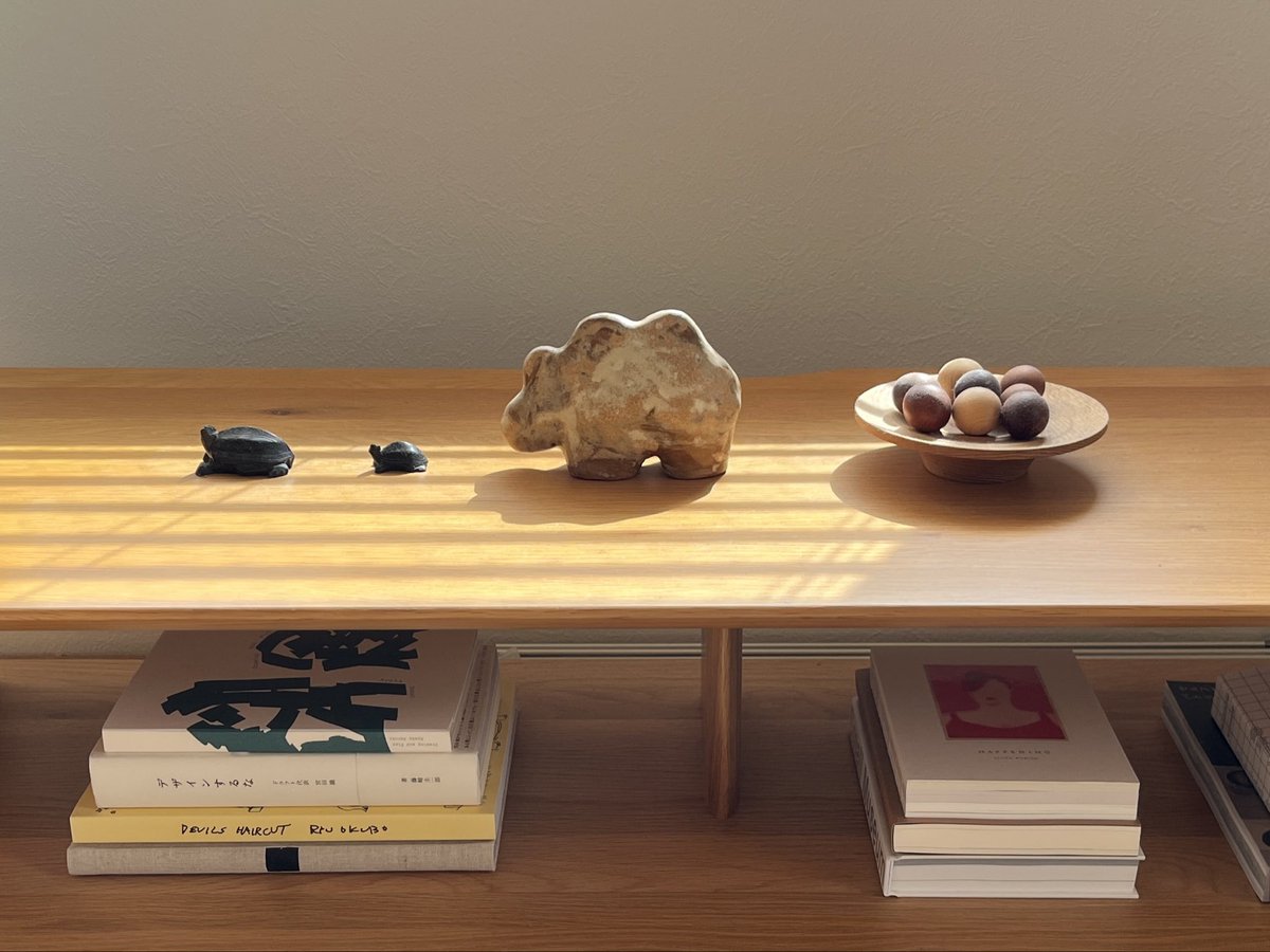 KURAM0CHI's tweet photo. 今回は白土と赤土の作品があり、赤土が赤いのは、鉄分を多く含んでいるからだそうです。土の中にある鉱物が、焼くことで色や質感に影響を与え、焼きの温度でもその出方は変わるとか。

木の幹から見つけた2Dの「かたち」は、赤土を使うことで、より頭の中の奥行きに近い仕上がりになりました🌳 https://t.co/MuCq4K0YJp