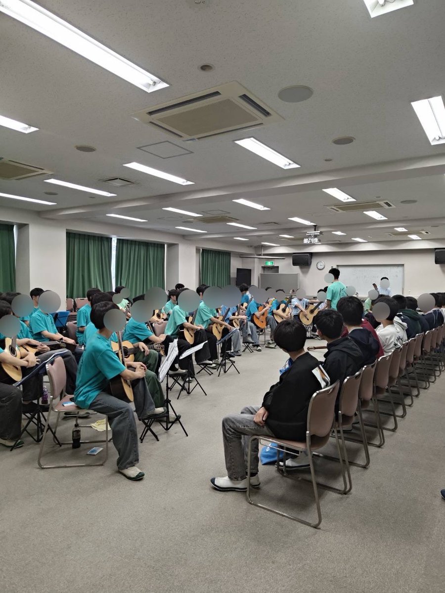 定期演奏会まであと17日！

今日は部活動見学ツアーをやりました！

これを見て興味を持った方、またギターに興味のある方、ない方も、ギターを弾いてみる機会にぜひ仮入部にお越しください！