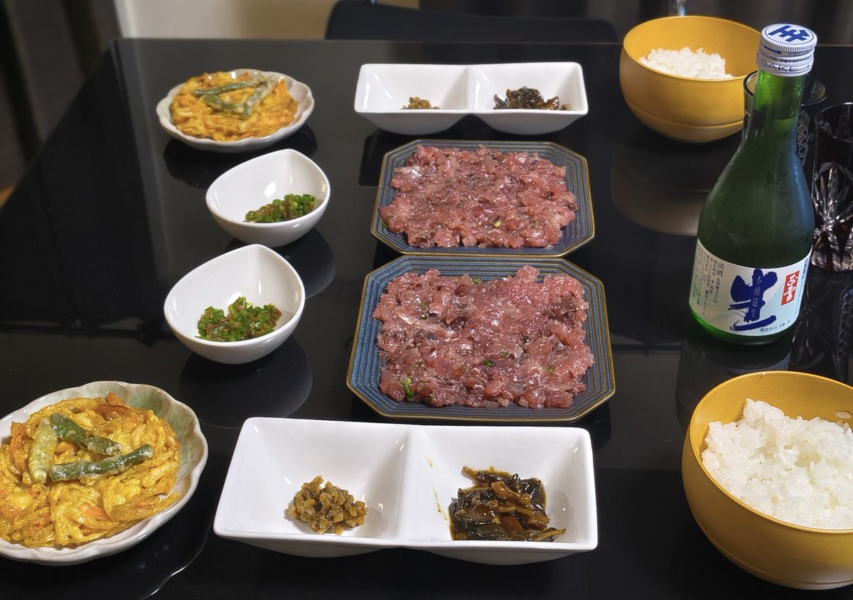 こないだ伊東で食べられなかった伊東のうずわめしを偽再現したよ。本家は宗田鰹だけどこれは鰹。
偽再現、それは果たして再現と呼べるのか。フェイクである。模倣とも言える。だが私は宣言しよう、これはトリビュートカバーだと！
#晩酌 #うずわめし #偽再現 #正雪 #宗田鰹の鮮魚はまず手に入らない