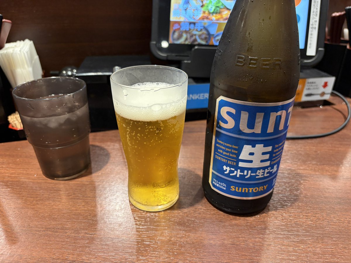 お疲れさまです！

あまりにお腹空きすぎて、久々に新宿の吉野家に行きました
無料で使える充電ケーブルが各座席にあって驚き🫢

23時には家帰れるかなー？