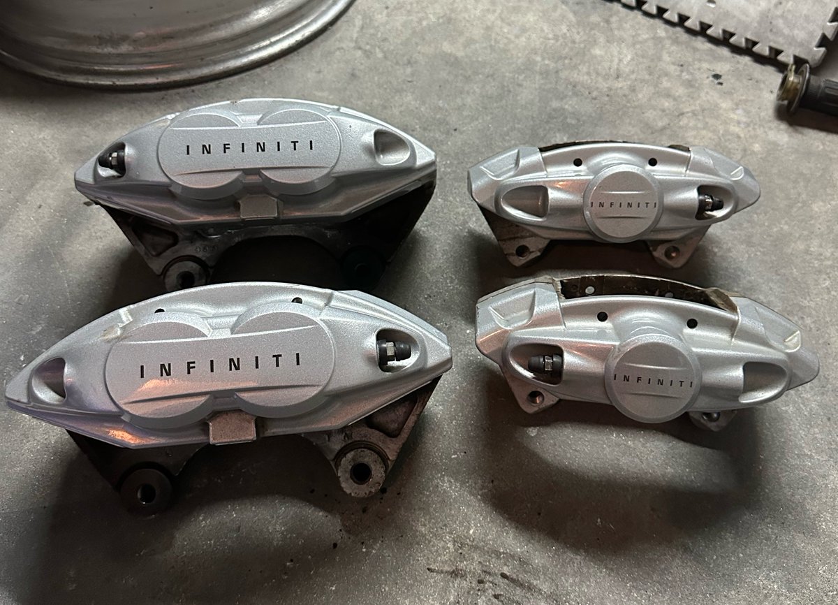 1.6万キロくらい使用のキャリパー欲しい人います？
ローター、パッドとかもあります！
一応レア？INFINITI純正品です！
日本仕様でもINFINITIロゴあるんかな？知りません

単車資金欲しいので10万！