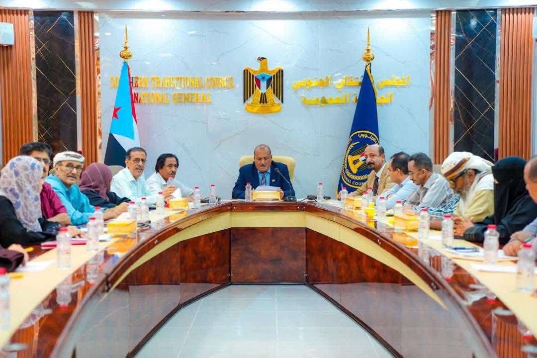 الهيئة الإدارية للجمعية الوطنية تجدد تمسكها بخيارها الوطني وترفض أوامر القبض بحق قيادات الانتقالي

الأربعاء ١٥ أبريل ٢٠٢٦ 

عقدت الهيئة الإدارية للجمعية الوطنية في المجلس الانتقالي الجنوبي، اليوم الأربعاء، اجتماعها الدوري برئاسة الأستاذ نصر صالح هرهرة، القائم بأعمال رئيس الجمعية،