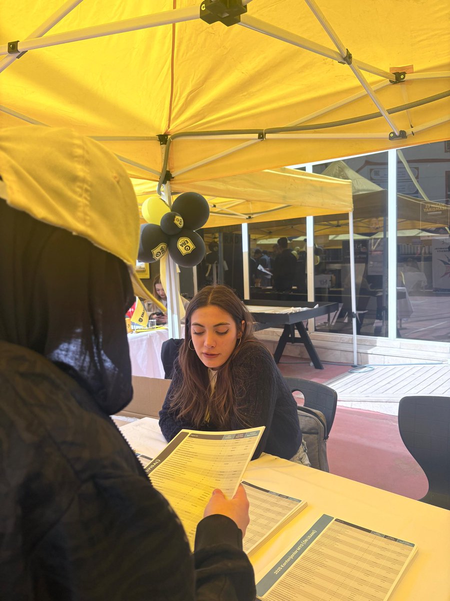 Era Koleji Başakşehir Kampüsü Kariyer Günleri kapsamında öğrencilerle bir araya geldik.

Üniversite yaşamı, bölüm tercihleri ve kariyer planlaması üzerine paylaşımlarda bulunduğumuz verimli ve keyifli bir etkinlik gerçekleştirdik.

Nazik davetleri için teşekkür ederiz. 🌟