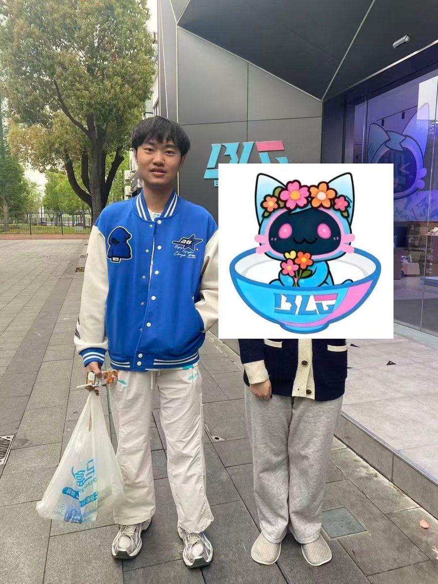 confuxun's tweet image. A fan shared on BLG Super Topic a story of their two friends meeting #Knight and #Xun at their base:

“Everyone, let me share an interesting story from two of my friends who visited the BLG base today, to lighten the mood! (Since they don’t use Weibo, I’m posting on their behalf)