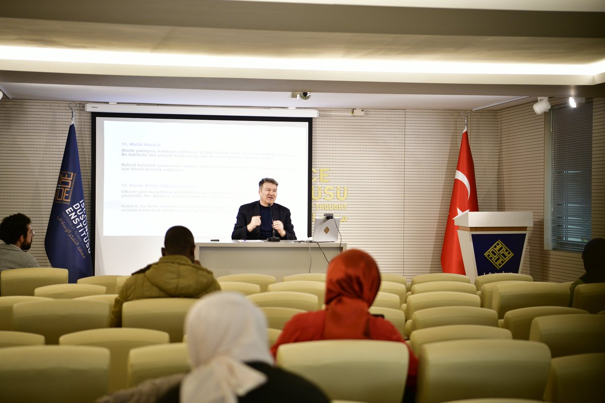 ideorgtr's tweet photo. İDE Akademi | Meselelere Felsefe ile Bakmak 

Akıl, Akıl Dışılık ve Empirizmin Doğuşu 

Prof. Dr. Celal Türer, bu haftaki dersine aklın mahiyeti ve sınırları üzerine derinlikli bir analizle başlayarak, geçen haftaki “akıl” tartışmalarını bir üst seviyeye taşıdı. Hocamız, aklın tarih boyunca statik bir yapı sergilemediğini, aksine tefekkür, teemmül ve tefakkuh gibi farklı tezahürlerle çeşitlendiğini belirtti. Dersin ilk temel izleği, aklın kendi dışındakini tanımlama çabası, yani “Akıl Dışılık” (Irrationality) kavramıydı. Türer’e göre akıl, ancak kendi sınırlarını çizdiğinde neyin akıl dışı olduğunu idrak edebilir. Bu bağlamda akıl ve akıl dışı arasındaki ilişkiyi üç perspektifte ele aldı: Karşıtlık ilişkisi, indirgemeci (Reductionism) ilişki ve birbirini tamamlayan bütünsel ilişki.
İnsanın rasyonel bir varlık olduğu yönündeki klasik kabulleri sorgulayan hocamız, Dan Ariely’nin “Akıldışı Ama Öngörülebilir” (Predictably Irrational) adlı eserinden hareketle, insan kararlarının her zaman mantıksal bir süzgeçten geçmediğini örnekledi. Ariely’nin deneysel psikoloji ve davranışsal iktisat temelli verileri üzerinden, insanın “Görecelilik” (Relativity) ilkesine göre hareket ettiğini, nesneleri mutlak değerleriyle değil, çevresindeki seçeneklerle kıyaslayarak algıladığını vurguladı. Özellikle “Çıpalama” (Anchoring) etkisiyle, zihnimizin ilk karşılaştığı bilgiyi bir referans noktası kabul ederek sonraki tüm yargılarını buna göre şekillendirdiğini ifade etti. Ayrıca, “Bedava” (Free) kavramının rasyonel bir maliyet hesabından ziyade duygusal bir tepki doğurduğunu ve sosyal normlar ile piyasa normları arasındaki çatışmanın insan ilişkilerinin doğasını nasıl dönüştürdüğünü felsefi bir dille analiz etti.

Dersin ikinci ve ana bölümünde ise epistemoloji tarihinin en güçlü damarlarından biri olan Empirizm (Deneyimcilik) ekolüne geçiş yapıldı. Hocamız, bu ekolün kökenlerini Antik Yunan’daki Empeiria kavramından başlatarak, bilginin tek kaynağının duyum ve deneyim olduğunu savunan bu gelinişin üç evresini (Antik, Klasik ve Modern) özetledi. Bu noktada odak noktası, modern empirizmin kurucu babası kabul edilen John Locke ve onun abidevi eseri “İnsan Anlığı Üzerine Bir Deneme” (An Essay Concerning Human Understanding) oldu.

John Locke felsefesinin temel taşlarını şu başlıklar altında detaylandırdı:
1.⁠ ⁠Doğuştan Gelen Fikirlerin Reddi: Locke, rasyonalistlerin iddia ettiği “doğuştan gelen fikirler” (Innate Ideas) teorisine şiddetle karşı çıkar. Ona göre, eğer mantık ilkeleri veya Tanrı fikri doğuştan olsaydı, çocukların veya zihinsel engelli bireylerin de bunlara vakıf olması gerekirdi. Oysa bilgi, sonradan kazanılan bir süreçtir.
2.⁠ ⁠Tabula Rasa (Boş Levha): Locke’a göre insan zihni doğuşta üzerine hiçbir şey yazılmamış bembeyaz bir kâğıt veya boş bir levha gibidir. Zihin, tüm içeriğini ve “malzemesini” deneyim yoluyla elde eder.
3.⁠ ⁠Duyum ve Düşünüm (Sensation & Reflection): Locke bilgiyi iki kaynağa ayırır. Dış dünyadan gelen veriler “Duyum” (Sensation) yoluyla alınırken, zihnin bu veriler üzerinde yaptığı işlemler (hatırlama, kıyaslama, inanma) “Düşünüm” (Reflection) olarak adlandırılır.
4.⁠ ⁠Birinci ve İkinci Nitelikler: Locke, nesnelerin kendisinde bulunan ve onlardan ayrılamayan özellikleri (şekil, hareket, sayı gibi birinci nitelikler) ile sadece zihnimizde algılanan özellikleri (renk, koku, tat gibi ikinci nitelikler) birbirinden ayırır. Bu ayrım, bilginin nesnelliği ve öznelliği tartışmasında kilit bir rol oynar.

Locke’un ardından kısaca George Berkeley’in “Varlık algılanmaktır” (Esse est percipi) idealizmine ve David Hume’un nedensellik eleştirisine değinen hocamız, empiristlerin “Doğruluk” (Truth) anlayışının, rasyonalistlerin aksine “Uygunluk” değil, zihinsel verilerin kendi içindeki tutarlılığı (Coherence) üzerinden şekillendiğini belirtti.

Sonuç olarak hocamız, bilginin sadece gökyüzünden (akıldan) inmediğini, yeryüzünden (deneyimden) beslendiğini vurgulayarak, Immanuel Kant’ın bu iki kutbu nasıl sentezleyeceğine dair ipuçları vererek dersi tamamladı. Bilgi, hem dış dünyanın verilerine hem de bu verileri işleyen bir zihinsel yapıya muhtaçtır.