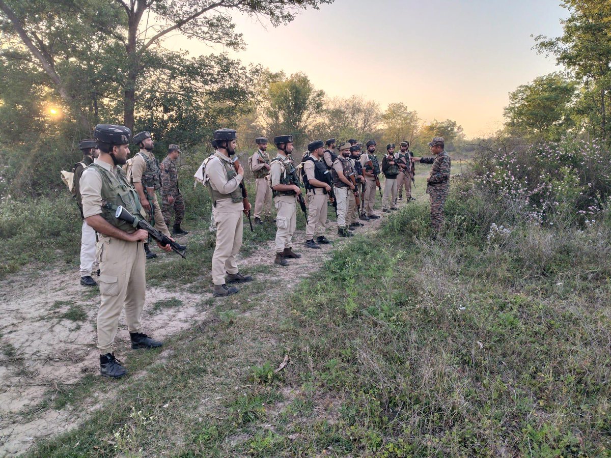 RisingStarCorps's tweet image. #IndianArmy #NationBuilding #StrongAndCapable

One Mission. One Resolve.

#GurjDivision, conducted joint Counter Terrorism training with @JmuKmrPolice - enhancing rapid response and seamless interoperability.

@adgpi @WesternComd_IA @JmuKmrPolice