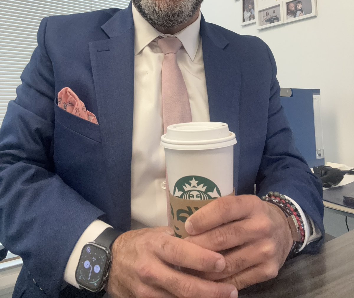 Hussomtl's tweet image. L’eleganza non è farsi notare, ma farsi ricordare. 🇮🇹
My super outfit: a dark navy suit paired with a pink tie, classic, confident, and unforgettable. 

#Style #Menswear #Confidence