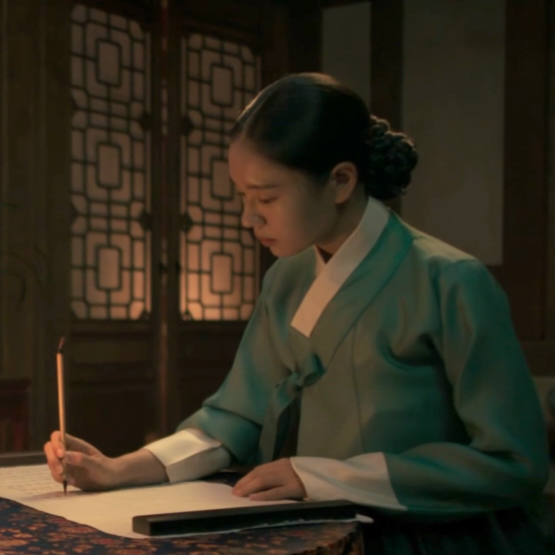 "그... 어렸을 때 말이오... 그대가 남연준 그자에게 연서를 보낸 적이 있다고 하던데... 그랬소?" 
"코흘리개 시절 동무들이랑 같이 놀러 가자 한 것도 연서라 합니까?"
"......."
"설마 그걸 질투하시는 겝니까?!"
"......."

길채에게 받은 거라곤 이별편지밖에 없어서 삐진 이장현... 조잔하다...