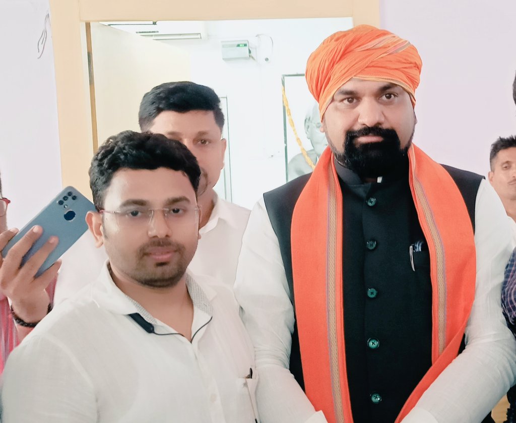 बिहार के  मुख्यमंत्री <a href="/samrat4bjp/">Samrat Choudhary</a> को  गौरवशाली प्रदेश की कमान थामने को असंख्य बधाई। उम्मीद है आप जिस तरह पूर्व में शिक्षकों के मसले के प्रति पर गंभीर थे आगे भी रहेंगें। शिक्षकों के ट्रांसफर, वेतनमान, एरियर, सेवा संपुष्टि के मामले पर त्वरित करवाई करेंगें।
#Teachers_Issue